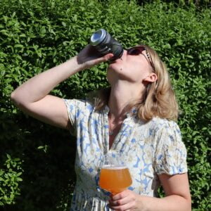 Jane, Beerlivery - Kvinde drikker specialøl